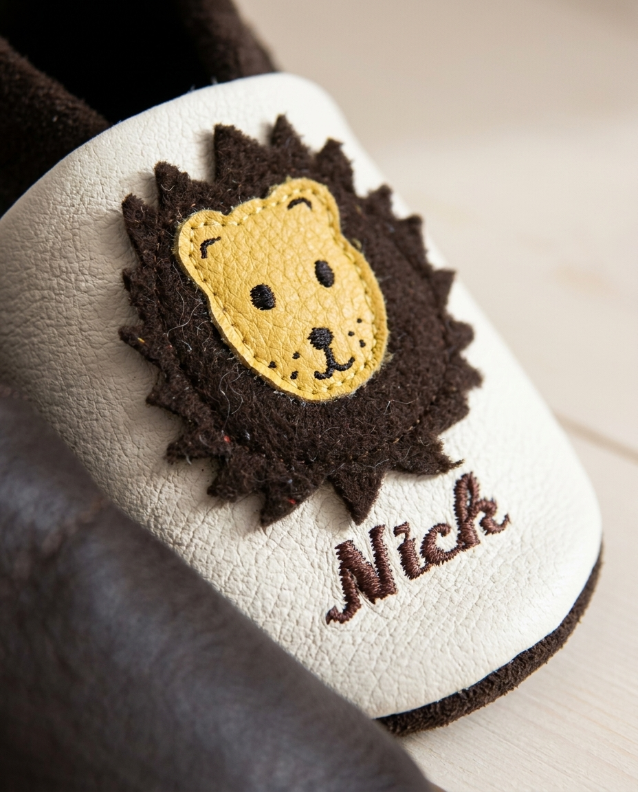 Krabbelschuhe mit Namen Löwe – personalisiert, Echtleder
