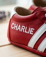 Krabbelschuhe mit Namen Sporty rot – personalisiert, Echtleder