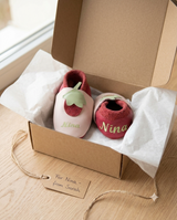 Krabbelschuhe mit Namen Erdbeere – personalisiert, Echtleder