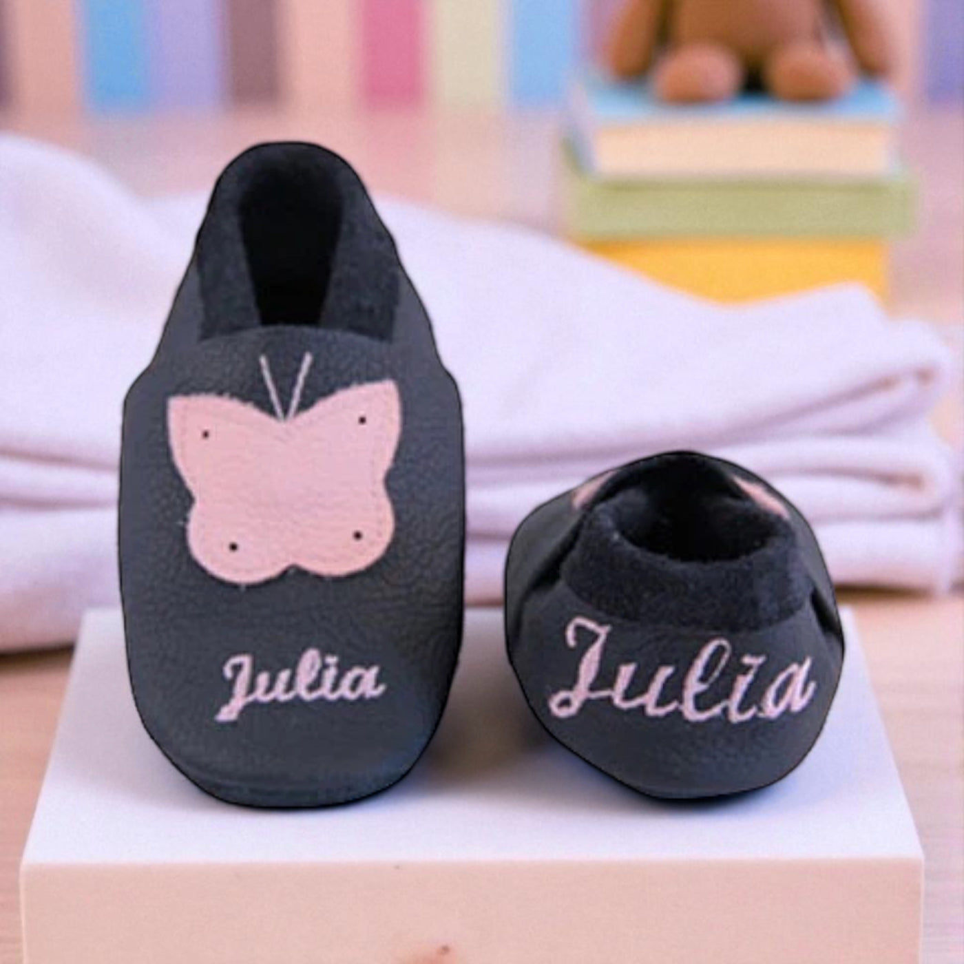 Krabbelschuhe mit Namen Schmetterling – personalisiert, Echtleder